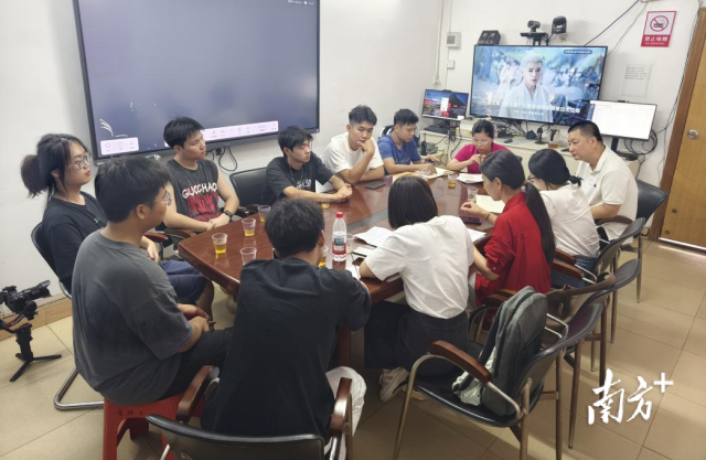 大学生团队在头脑风暴。