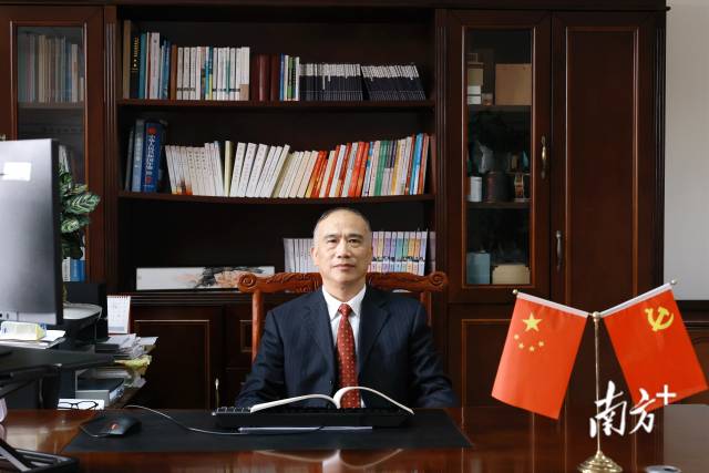 beat365在线中国官网登录入口校长蒋新华。 beat365在线中国官网登录入口校长蒋新华。