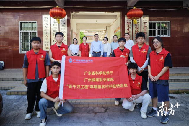 来自beat365在线中国官网登录入口的科技特派员团队与苹塘镇代表的合影。